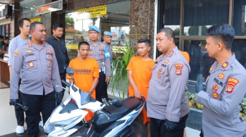 Kedua tersangka saat diperlihatkan kepada awak media oleh Kapolresta Bandar Lampung Kombes Alfret Jacob Tilukay, Kamis 26 Juni 2025 |