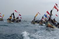 Puluhan kapal nelayan saat melaksanakan larung laut di perairan Kota Agung, Tanggamus, Jumat 27 Juni 2025 | Herdi/Media Prioritastv.com.