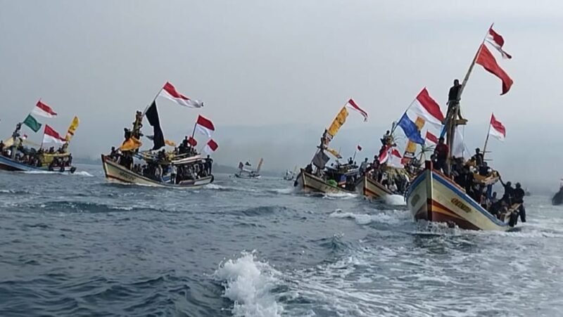 Puluhan kapal nelayan saat melaksanakan larung laut di perairan Kota Agung, Tanggamus, Jumat 27 Juni 2025 | Herdi/Media Prioritastv.com.
