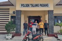 Tersangka yang berhasil ditangkap dan diperlihatkan oleh Polsek Talang Padang, Jumat 27 Juni 2025 | Dok. Humas Polres Tanggamus.