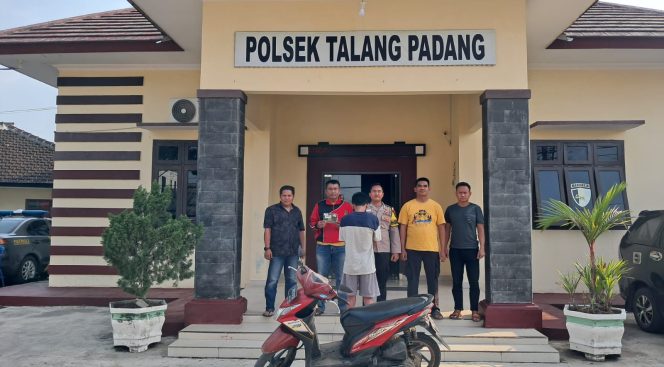 
					Tersangka yang berhasil ditangkap dan diperlihatkan oleh Polsek Talang Padang, Jumat 27 Juni 2025 | Dok. Humas Polres Tanggamus.