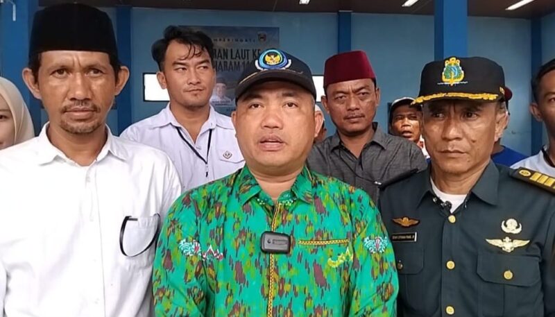 Kadis Perikanan Tanggamus Darma Setiawan saat memberikan keterangan pers usai larung laut di Kota Agung, Jumat 27 Juni 2025 | Herdi/Media Prioritastv.com.