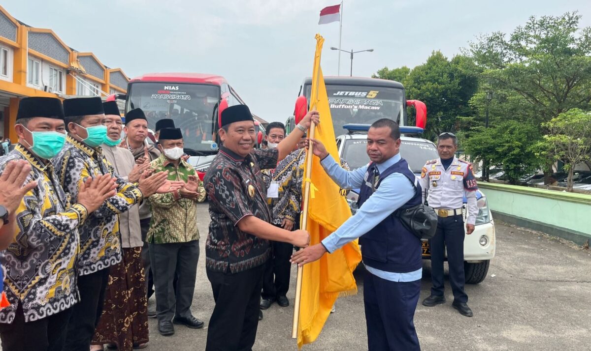 Sekretaris Daerah Kabupaten Tanggamus, Suadi saat menerima tanda penyerahan jamaah haji dari PHD, Eko Didi Darmadi, Sabtu 28 Juni 2025 | Herdi/Media Prioritastv.com.