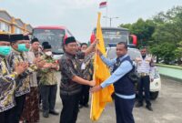 Sekretaris Daerah Kabupaten Tanggamus, Suadi saat menerima tanda penyerahan jamaah haji dari PHD, Eko Didi Darmadi, Sabtu 28 Juni 2025 | Herdi/Media Prioritastv.com.