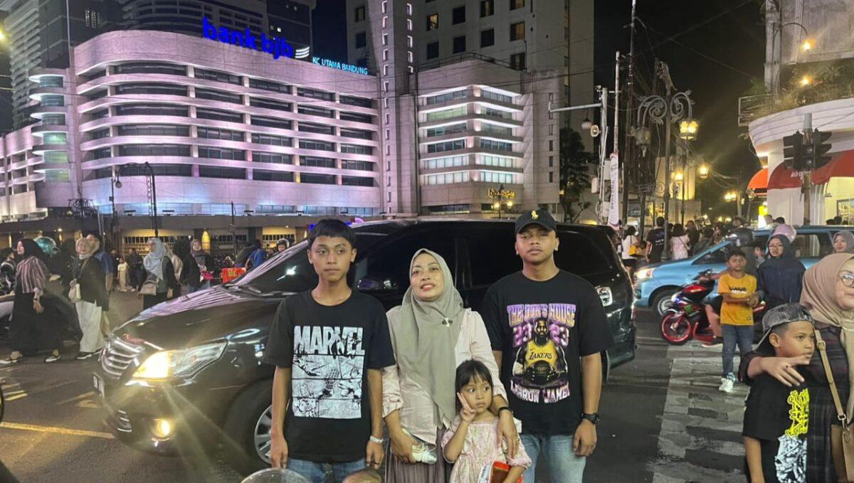 Suasana malam di salah satu sudut Jalan Braga, area Bank BJB Bandung Jawa Barat, Jumat 27 Juni 2025, malam |