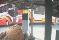Insiden tabrak bus rombongan haji Tanggamus di Jalan Sidoharjo, Pringsewu, Sabtu 28 Juni 2025 | Tangkapan Layar Video.