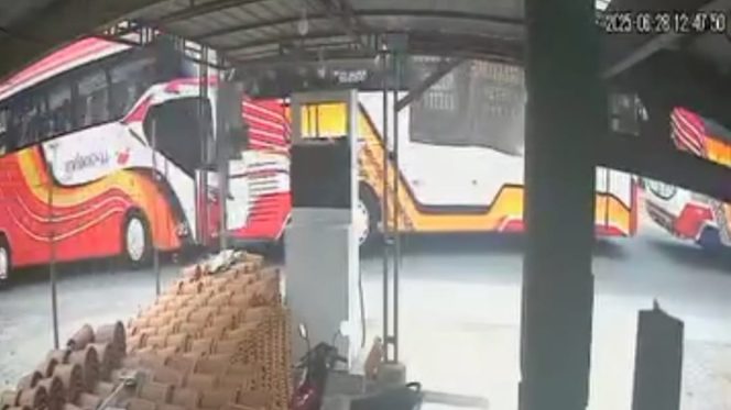 
 Insiden tabrak bus rombongan haji Tanggamus di Jalan Sidoharjo, Pringsewu, Sabtu 28 Juni 2025 | Tangkapan Layar Video.