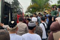 Keluarga jamaah haji Tanggamus saat menyambut kedatangan haji di Komplek Pemkab Tanggamus, Sabtu 28 Juni 2025 | Herdi/Media Prioritastv.com.