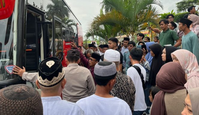 
 Keluarga jamaah haji Tanggamus saat menyambut kedatangan haji di Komplek Pemkab Tanggamus, Sabtu 28 Juni 2025 | Herdi/Media Prioritastv.com.