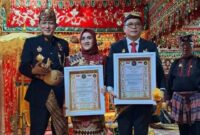 Kapolda Lampung Irjen Pol. Helmi Santika dan istri setelah resmi menerima gelar adok oleh Sultan Sekala Brak Yang Dipertuan Ke-23, Paduka Yang Mulia Sai Batin Puniakan Dalom Beliau (SPDB) Irjenpol (Purn) Pangeran Edward Syah Pernong, Minggu 29 Juni 2025 | Herdi/Media Prioritastv.com.