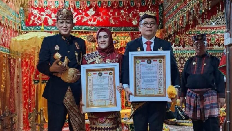 Kapolda Lampung Irjen Pol. Helmi Santika dan istri setelah resmi menerima gelar adok oleh Sultan Sekala Brak Yang Dipertuan Ke-23, Paduka Yang Mulia Sai Batin Puniakan Dalom Beliau (SPDB) Irjenpol (Purn) Pangeran Edward Syah Pernong, Minggu 29 Juni 2025 | Herdi/Media Prioritastv.com.