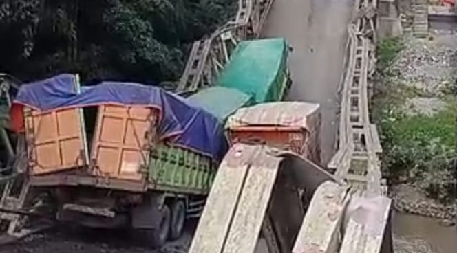 
 Jembatan Muara Lawai, Kecamatan Merapi Timur, Lahat ambruk dengan kondisi beberapa kendaraan diatasnya, Senin 30 Juni 2025 |