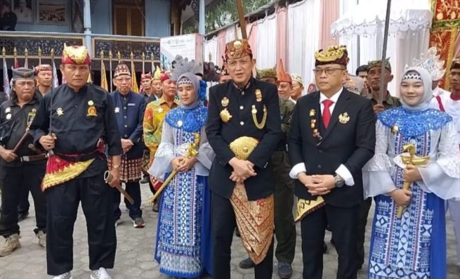 
 Wakil Panglima Pengintokh Alam Kerajaan Adat Paksi Pak Sekala Brak Kepaksian Pernong, Mirza dalam kegiatan penganugerahan gelar oleh Paduka Yang Mulia SPDB Brigjen (Purn) Edward Syah Pernong, Sultan Sekala Brak Yang Dipertuan ke-23 kepada Kapolda Lampung dan istri, Minggu 29 Juni 2025 | Herdi/Media Prioritastv.com.