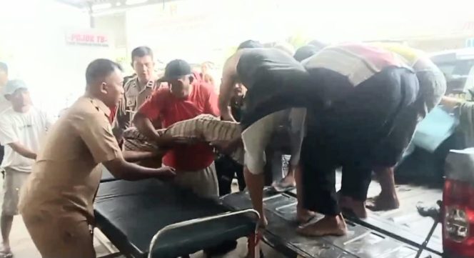
 Jenazah korban saat dievakuasi ke Puskesmas, Semaka, Senin 30 Juni 2025 | Ist.
