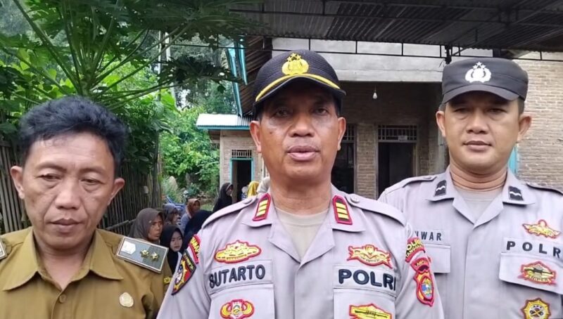Kapolsek Semaka AKP Sutarto saat memberikan penjelasan terkait tewasnya warga Pekon Sripurnomo akibat serangan buaya, Senin 30 Juni 2025 | Herdi/Media Prioritastv.com.