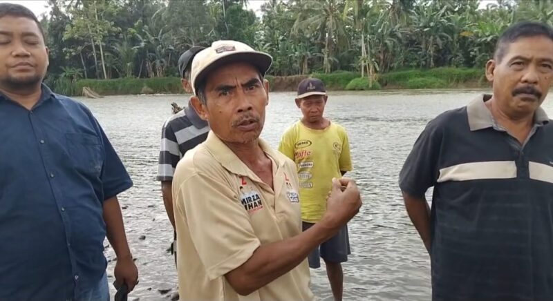Saksi Suwardi bersama warga lainnya saat memberikan keterangan terkait detik-detik evakuasi korban serangan buaya di Sungai Semaka, Tanggamus, Senin 30 Juni 2025 | Herdi/Media Prioritastv.com.
