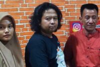Setiawan, sopir truk asal Tanggamus datang minta maaf ke warung nasi uduk Abah di Pringsewu, Lampung, Kamis (19/6/2025), seusai kernetnya kedapatan dan viral saat mencuri HP milik karyawati warung.