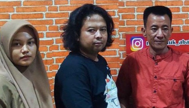 Setiawan, sopir truk asal Tanggamus datang minta maaf ke warung nasi uduk Abah di Pringsewu, Lampung, Kamis (19/6/2025), seusai kernetnya kedapatan dan viral saat mencuri HP milik karyawati warung.
