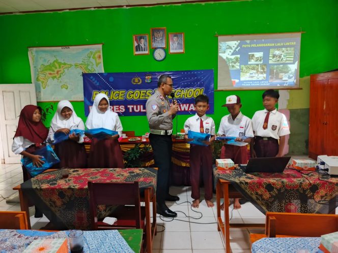 
 Kasat Lantas Polres Tulang Bawang Paparkan Materi dan Tujuan Digelarnya Police Goes To School di SD Negeri 2 Wonorejo