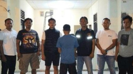 Tersangka saat diamankan Polsek Pagelaran, Pringsewu |