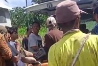 Korban saat dievakuasi ke mobil ambulance usai tersengat listrik, Jumat 20 Juni 2025 | Ist.