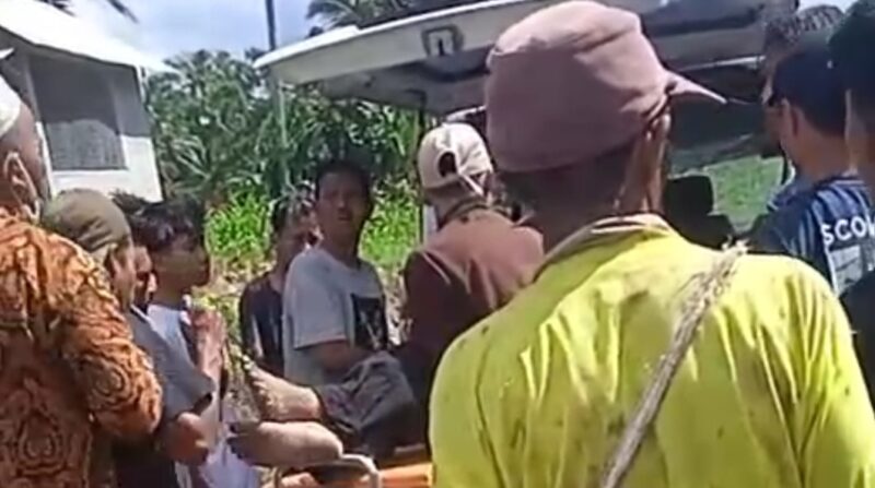 Korban saat dievakuasi ke mobil ambulance usai tersengat listrik, Jumat 20 Juni 2025 | Ist.