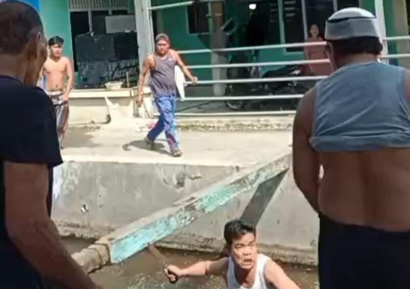 Oknum Kakon saat melakukan Ancaman Pembunuhan Wonosobo Tanggamus, Jumat 6 Juni 2025 | Dok. Ist.