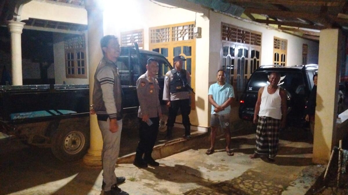 Kapolsek Sukoharjo AKP Juniko, S.H., bersama Anggotanya Saat Melaksanakan Patroli Malam di Kecamatan Adiluwih, Kabupaten Pringsewu. Foto : Asrul Ariski/ Media Prioritastv.com. 