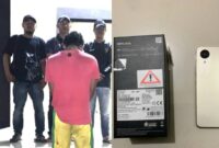 Tersangka DW yang ditangkap dalam kasus pencurian handphone milik tetanganya dan barang bukti yang berhasil disita polisi, Minggu 1 Juni 2025 | Dok. Humas Polres Tanggamus.