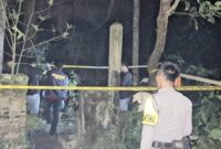 Polisi saat melakukan identifikasi lokasi pensiunan PNS yang terjun ke sumur di Pekon Gading Rejo Timur, Gading Rejo, Pringsewu, Minggu 1 Juni 2025, dinihari | Dok. Humas Polres Pringsewu.