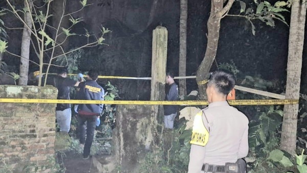 Polisi saat melakukan identifikasi lokasi pensiunan PNS yang terjun ke sumur di Pekon Gading Rejo Timur, Gading Rejo, Pringsewu, Minggu 1 Juni 2025, dinihari | Dok. Humas Polres Pringsewu.