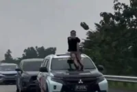 Seorang pemuda yang berjoget pacu jalur di Tol Lampung yang videonya viral | Dok. Tangkapan Layar Video.