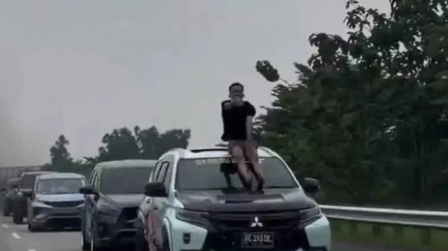 Seorang pemuda yang berjoget pacu jalur di Tol Lampung yang videonya viral | Dok. Tangkapan Layar Video.
