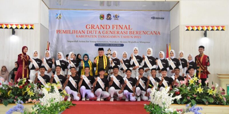 Bupati Tanggamus Moh. Saleh Asnawi saat foto bersama duta GenRe di GSG Islamic Center Kota Agung, Rabu 23 Juli 2025.