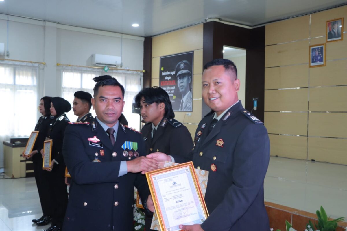 Pelatih Judo Polres Tanggamus Bripka Ricco Wibowo saat menerima penghargaan dari Kapolres Tanggamus AKBP Rahmad Sujatmiko, Senin 1 Juli 2025 | Ist.