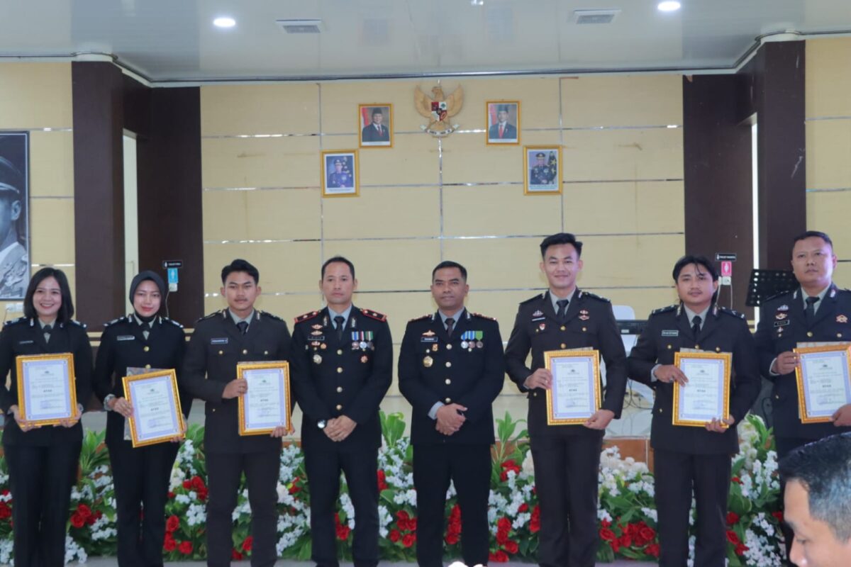 Foto bersama Kapolres Tanggamus AKBP Rahmad Sujatmiko bersama penerima penghargaan, Selasa 1 Juli 2025 | Dok. Humas Polres Tanggamus.