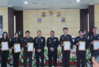 Foto bersama Kapolres Tanggamus AKBP Rahmad Sujatmiko bersama penerima penghargaan, Selasa 1 Juli 2025 | Dok. Humas Polres Tanggamus.