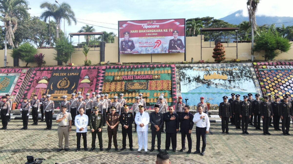Foto bersama Kapolres Tanggamus dan Forkopimda usai Upacara Peringatan Hari Bhayangkara ke 79, Selasa 1 Juli 2025 | Dok. Humas Polres Tanggamus.