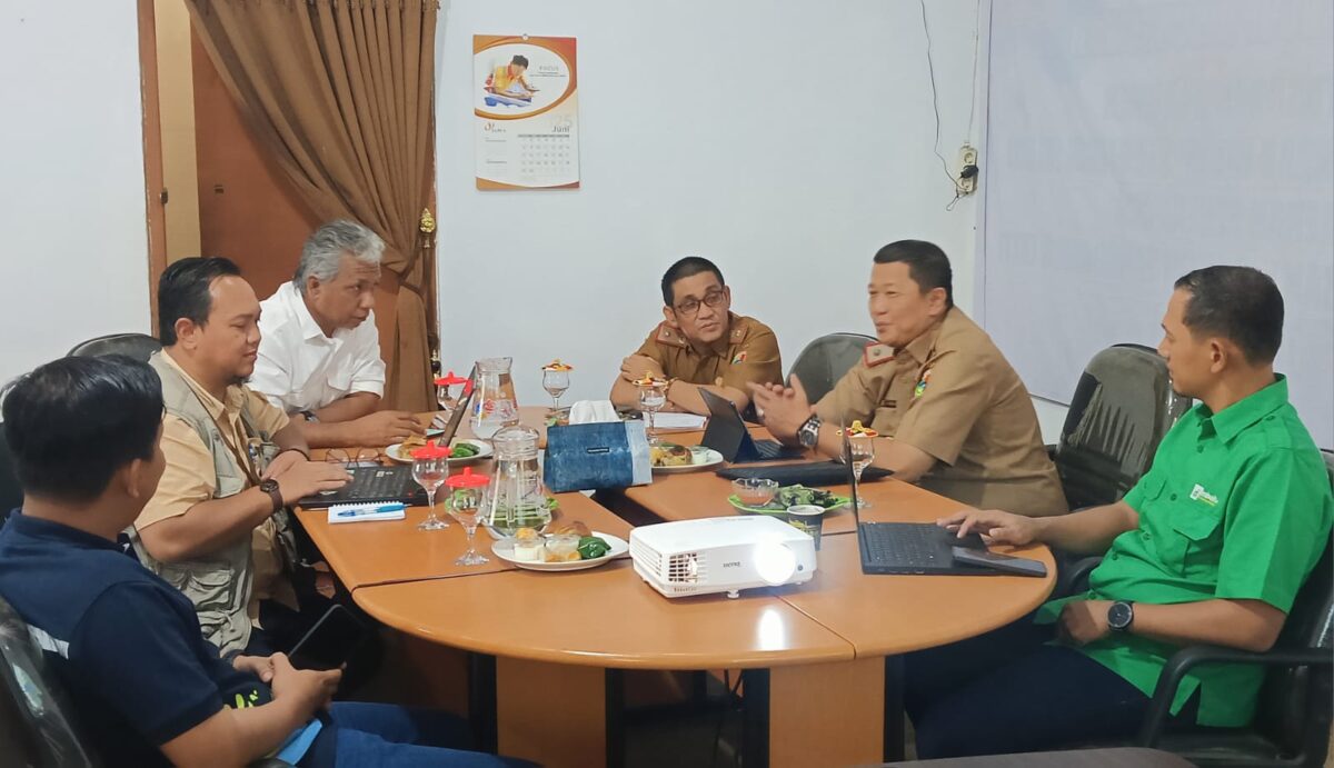 Rapat pembahasan Kemen LH RI Pusdal Regional Sumatera III dalan Percepatan Penanganan Sampah dan Peran Sektor Swasta di DLH Tanggamus, Selasa 1 Juli 2025 | Herdi/Media Prioritastv.com.