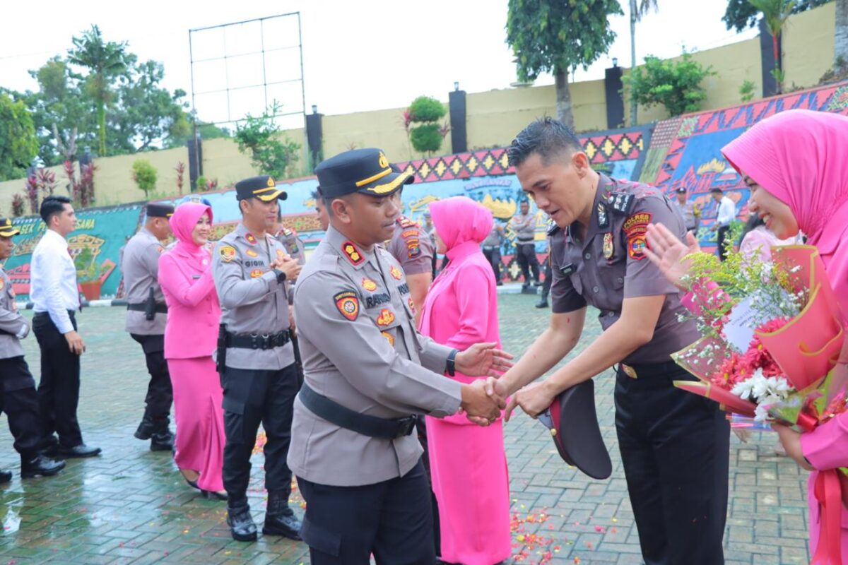 Kapolres Tanggamus AKBP Rahmad Sujatmiko saat memberikan ucapan selamat kepada personil yang naik pangkat, Selasa 1 Juli 2025 | Dok. Humas Polres Tanggamus.