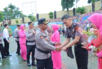 Kapolres Tanggamus AKBP Rahmad Sujatmiko saat memberikan ucapan selamat kepada personil yang naik pangkat, Selasa 1 Juli 2025 | Dok. Humas Polres Tanggamus.