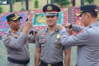 Kapolres Tanggamus AKBP Rahmad Sujatmiko saat memasang tanda pangkat baru kepada Iptu Alfiyan, Kapolsek Pugung, Alumni Akpol 2021, Selasa 1 Juli 2025 | Dok. Humas Polres Tanggamus.