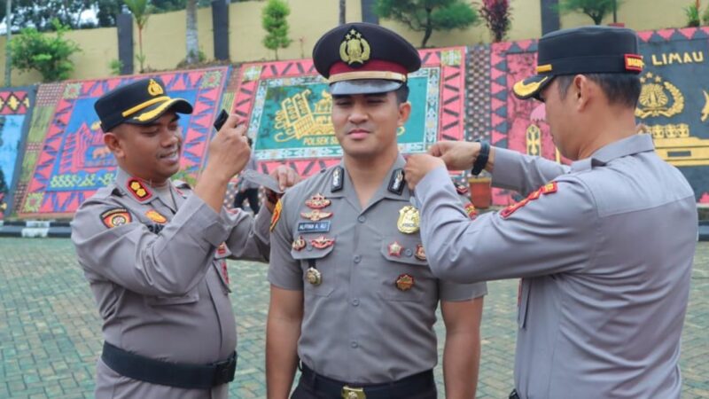 Kapolres Tanggamus AKBP Rahmad Sujatmiko saat memasang tanda pangkat baru kepada Iptu Alfiyan, Kapolsek Pugung, Alumni Akpol 2021, Selasa 1 Juli 2025 | Dok. Humas Polres Tanggamus.