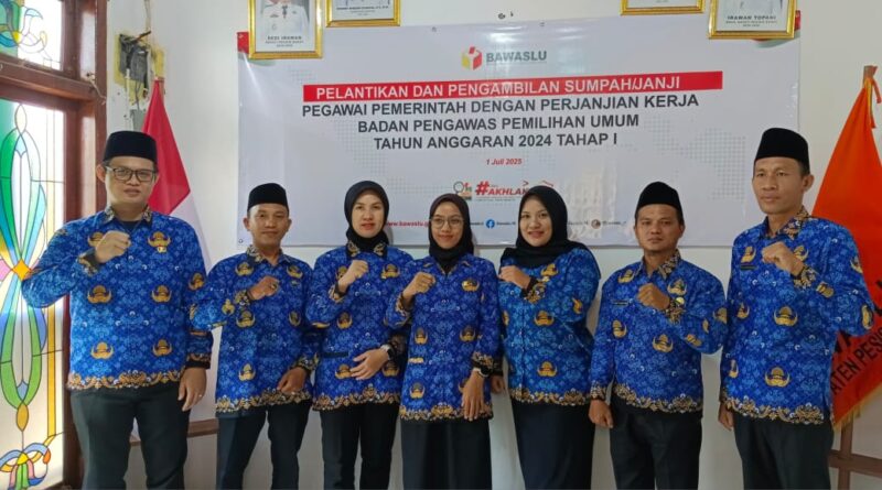 Ketujuh ASN PPPK Bawaslu Pesisir Barat foto bersama usai pelantikan serentak, Selasa 1 Juli 2025 | Suroso/Media Prioritastv.com.