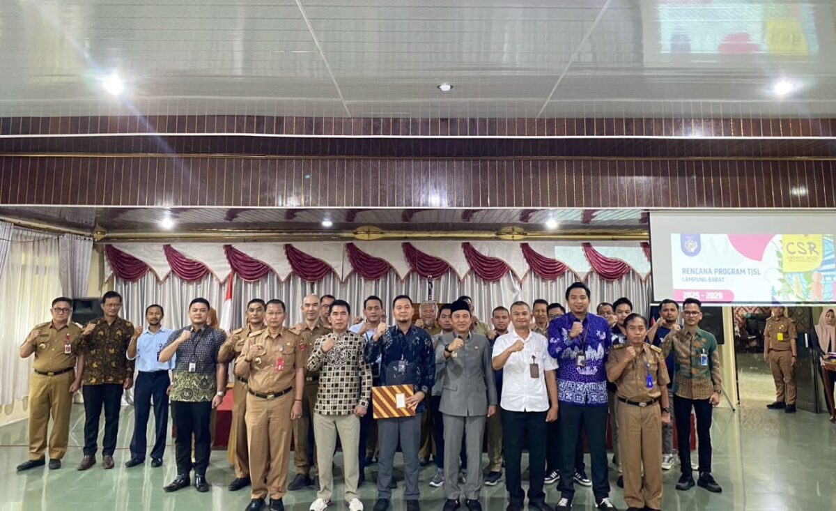 Foto bersama usai pengukuhan Forum Tanggung Jawab Sosial dan Lingkungan (TJSL) Kabupaten Lampung Barat, Selasa 1 Juli 2025 | Kamto Winendra/Media Prioritastv.com.