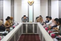 Bupati Lampung Barat Parosil Mabsus saat pimpin rapat bersama seluruh agen dan pelaku pangkalan gas se-Kabupaten Lampung Barat. Pertemuan berlangsung di Aula Pesagi Setdakab, Selasa (1/7/2025).
