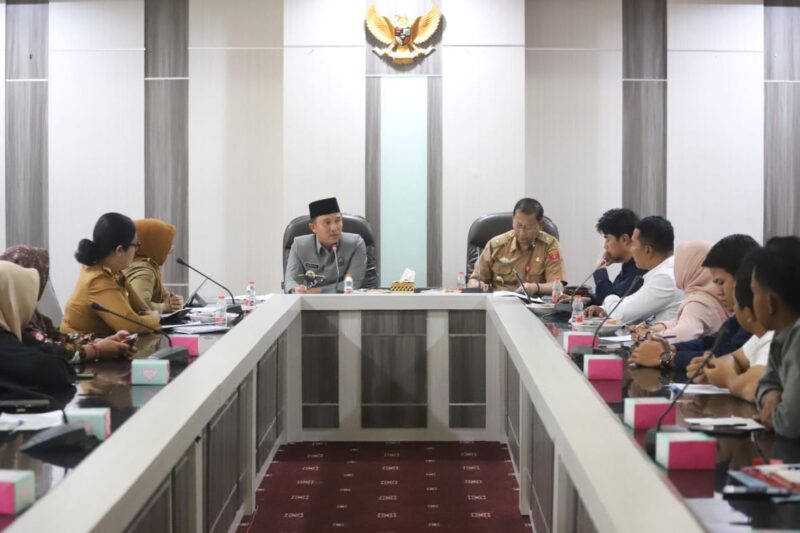 Bupati Lampung Barat Parosil Mabsus saat pimpin rapat bersama seluruh agen dan pelaku pangkalan gas se-Kabupaten Lampung Barat. Pertemuan berlangsung di Aula Pesagi Setdakab, Selasa (1/7/2025).