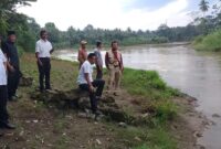 Tim BKSDA Bengkulu Lampung saat melaksanakan pemantuan situasi guna melakukan pemasangan perangkap buaya di Sungai Semaka, Tanggamus, Rabu 2 Juli 2025 | Herdi/Media Prioritastv.com.