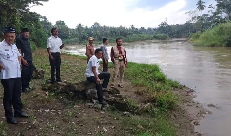 Tim BKSDA Bengkulu Lampung saat melaksanakan pemantuan situasi guna melakukan pemasangan perangkap buaya di Sungai Semaka, Tanggamus, Rabu 2 Juli 2025 | Herdi/Media Prioritastv.com.