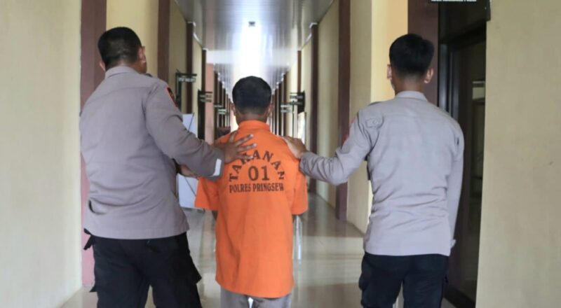 Polisi saat menggiring tersangka S ke dalam sel tahanan, Rabu 2 Juli 2025 | Dok. Humas Polres Pringsewu.